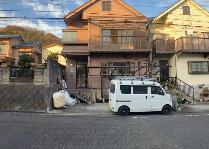 住宅用の土地では前面道路に2m以上接していなければならないと法律で定められています。しかし、お持ちの車のサイズやライフスタイルなどにより、2mでは利便が悪い場合もございますので、事前に確認しましょう。