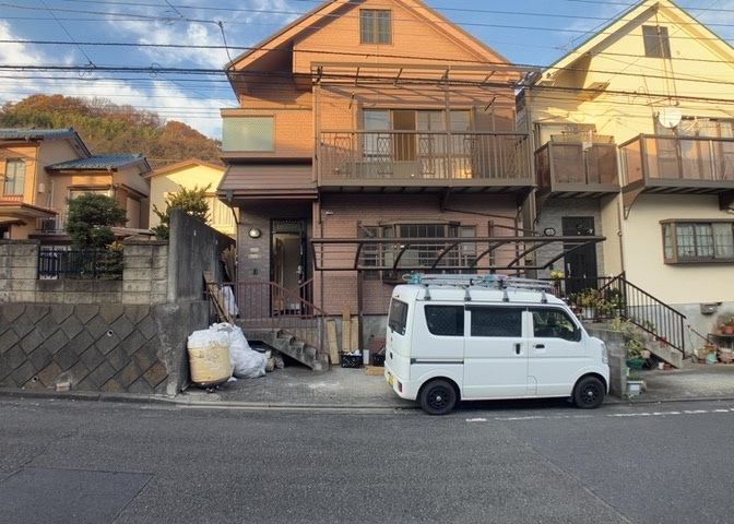 お持ちの車種によっては前面道路が広い方が便利でしょう。しかし、前面道路が広ければその分交通量が多くなるため、騒音などが気になる場合があります。実際に現地を見学し、周辺交通量や騒音などを確認しましょう！