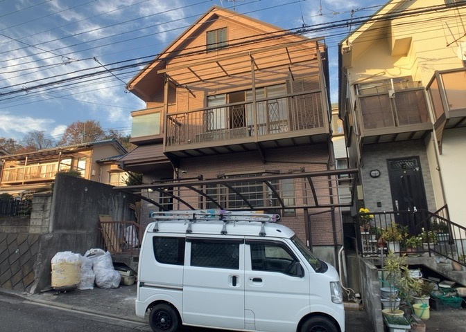 敷地内に散水栓や立水栓があると便利です。水道水を直接利用できるため、水を運ぶ手間を省くことが出来ます。大量の水を必要とする洗車作業や清掃などに役立ちます。その他設備とあわせて、現地でご確認ください。