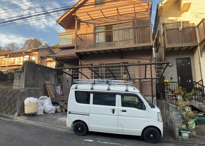 ダイニングとキッチンの間を扉や壁などで仕切らず、一体化させた間取りです。キッチンカウンターがついている物件ならば、食事をキッチンカウンターで取ることで、ダイニングスペースをリビングとして使用できます。