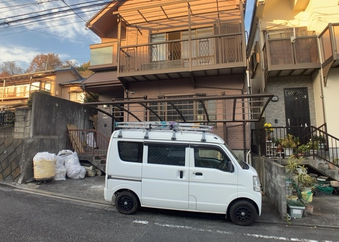 サッシは、ガラス窓に使用される金属製の窓枠です。一般的に住宅建築では、金属製建具工事の段階でガラス類・玄関などと同時に設置されます。種類や構造により断熱性能や遮音性能が異なるので現地でご確認ください。