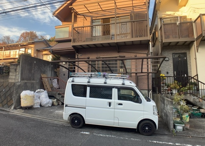 多くの戸建て住宅で見かける洗面脱衣所は、洗面台と洗濯機が2畳ほどのスペースに並べられていて、洗面所が脱衣所を兼ね備えている間取りが一般的です。お客様が利用することもある、パブリックな空間でもあります。