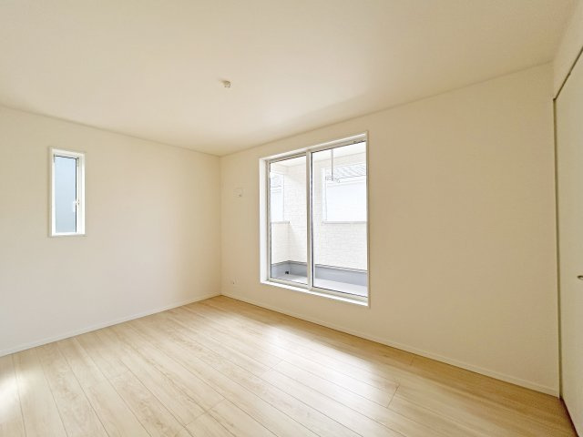 寝室8.7帖。バルコニーに面した明るいお部屋です。クローゼット完備