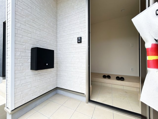二重ロックでピッキング対策の玄関です。大容量シューズボックスもあり。