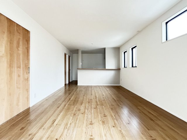 18帖の広々リビング。無駄のない長方形の間取りは、お好みのソファやダイニングセットも自由に配置可能！