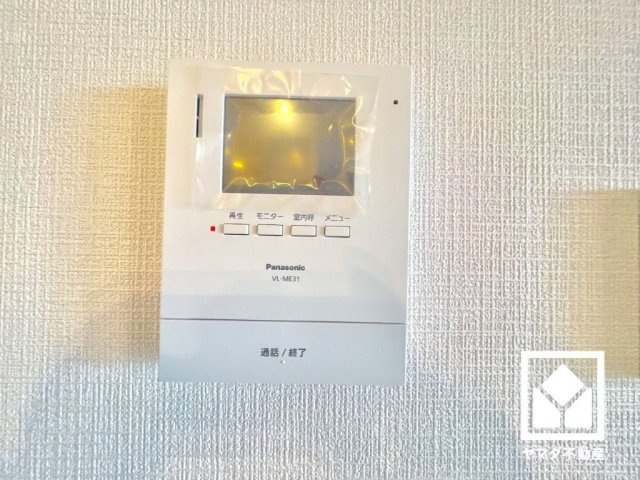 突然の来訪時にも防犯面で心強いモニター付きインターホンを設置。お留守番中のお子様も、室内からスムーズに相手の確認ができます。