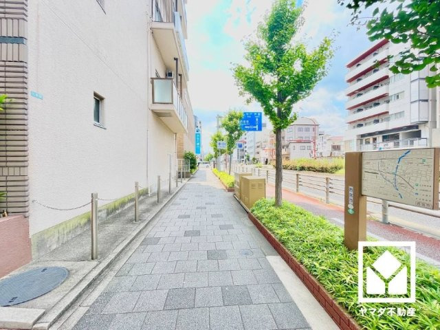 敷地内に平面式駐車場を設置（月額12000円～20000円）。重い荷物や雨の日の移動もスムーズで、快適なカーライフを実現。空き状況等の詳細は弊社スタッフまでお気軽にお問い合わせください。