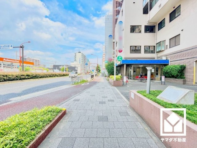 屋根付きの駐輪場・バイク置場も備えています。雨や日差しの影響を受けにくく、大切なお乗り物の保管にも便利です。（駐輪場：月額200円、バイク置き場：月額400円～600円）