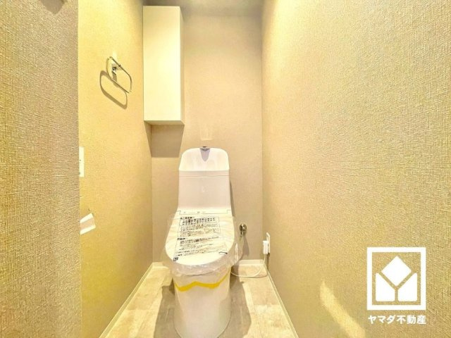 明るく清潔感溢れるトイレです。温水洗浄便座付きで、季節を問わずいつでも温かい便座をお使いいただけます。
