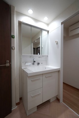 3面鏡の洗面台で収納スペースも豊富です。