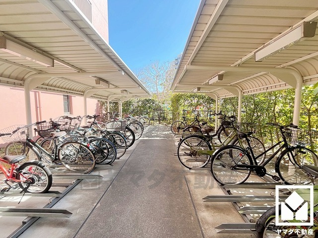 サイクルラック付きの駐輪場を設置。スッキリ整理されて、自転車同士が接触・転倒しにくい設計です。