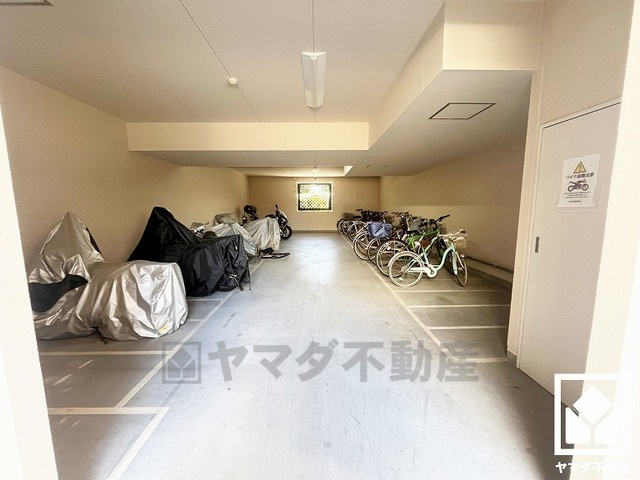 平面区画の屋内駐輪場・バイク置き場も用意されているため、電動アシスト自転車やファットバイクなどもご利用いただけます。しっかり区画が整理されており、使い勝手の良い設計です。