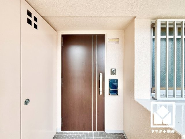 シンプルで洗練された玄関デザイン。帰るたびにホッとできる、心地よい住まいの入り口。
