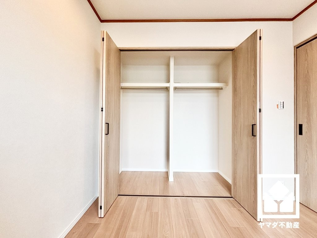 クローゼットは奥行きがあるので、収納力も申し分ありません。お洋服はもちろん、スーツケースなどの大物もしっかり収納できます。