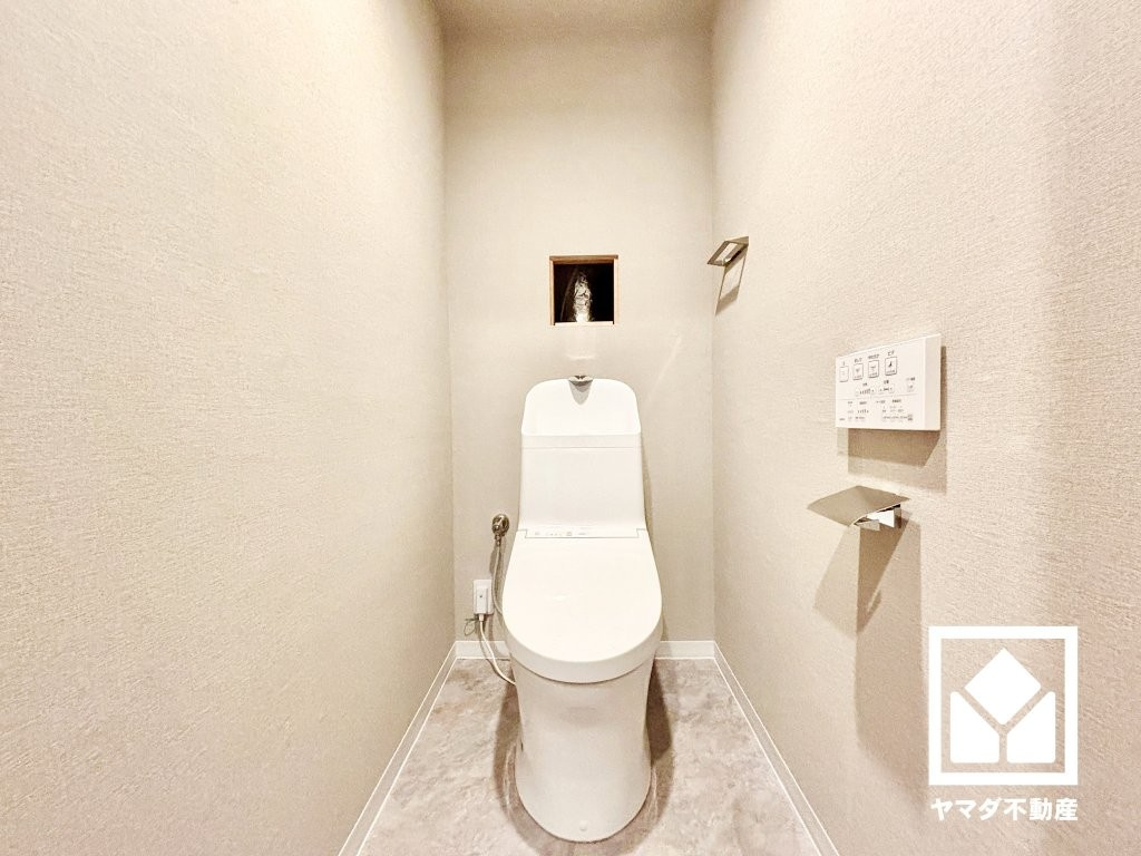 明るく清潔感溢れるトイレです。温水洗浄便座付きで、季節を問わずいつでも温かい便座をお使いいただけます。トイレットペーパーのストックや消耗品置き場などとしてお使いいただける吊戸棚もございます。