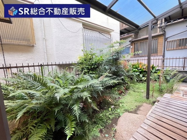小さい庭もあり、家庭菜園、小さいお子様のプール遊び等にお使いいただけます！