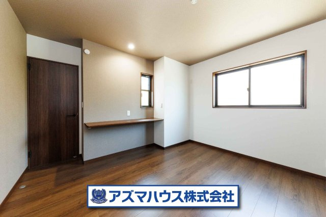 7.2帖の主寝室！ご夫婦二人のベッドを配置しても十分な広さが確保された広々空間。