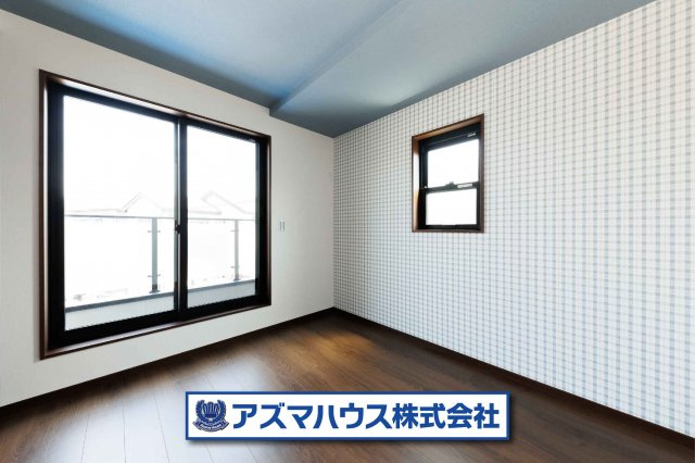 お子様のお部屋にピッタリ！チェック柄のアクセントクロスが可愛らしい5.2帖の洋室です。