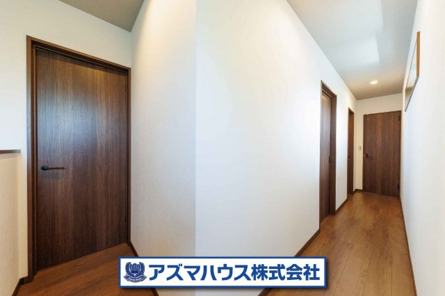 暗い空間になりがちな廊下も、高窓を設置することで、影の中に光が降り注ぐ空間に！