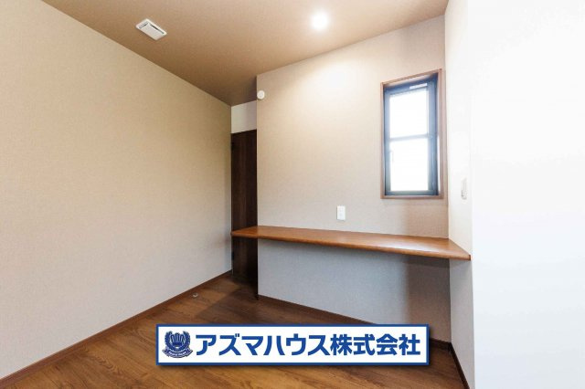 7.2帖主寝室には、テレワークに、趣味に、勉強にと多様にお使い頂けるカウンターを設置しています！