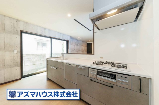 お鍋やフライパンも出し入れしやすい、スライド式の収納！調理スペースをより広くお使いいただけます。