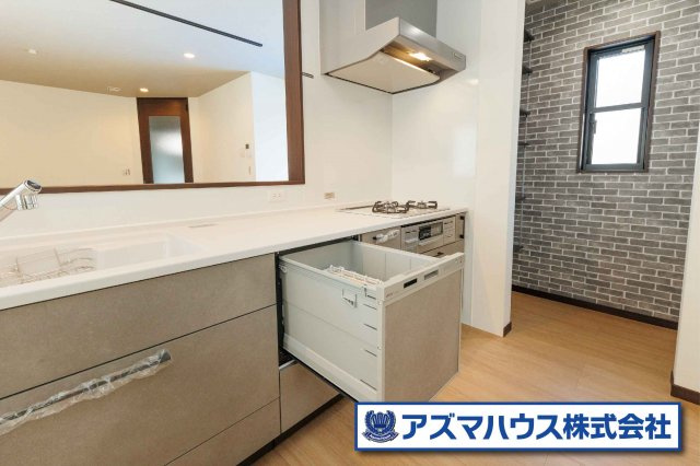 手に優しく節水もできる食洗機付き！食器を一気に丸洗いでき、家事の時短にもつながります。