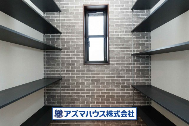 キッチン横に、収納力のあるパントリーを設置！キッチンがきれいに片付き、家事もしやすくなりますね。