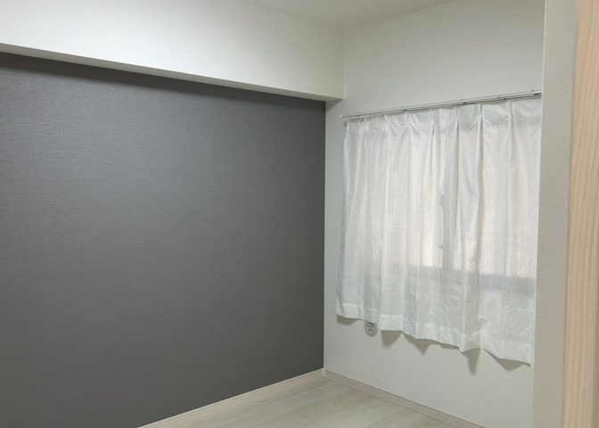 寝室でゆっくりと過ごすためにはベッド周りの適度な空間を担保することや窓の位置、照明の明るさ、寝室の広さなどを考える必要があります。自身や家族の構成とライフスタイルに併せて寝室にする部屋を選びましょう！