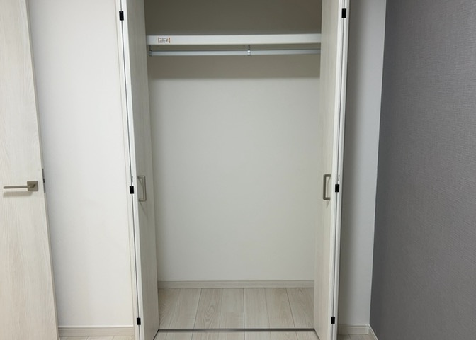 デザイン性を重視しすぎて収納が少なかった！なんてことにならないため、事前に現地で収納の数を確認しておくことをお勧めします。クローゼット以外にも床下収納や屋根裏収納、パントリーなどもチェックしましょう。