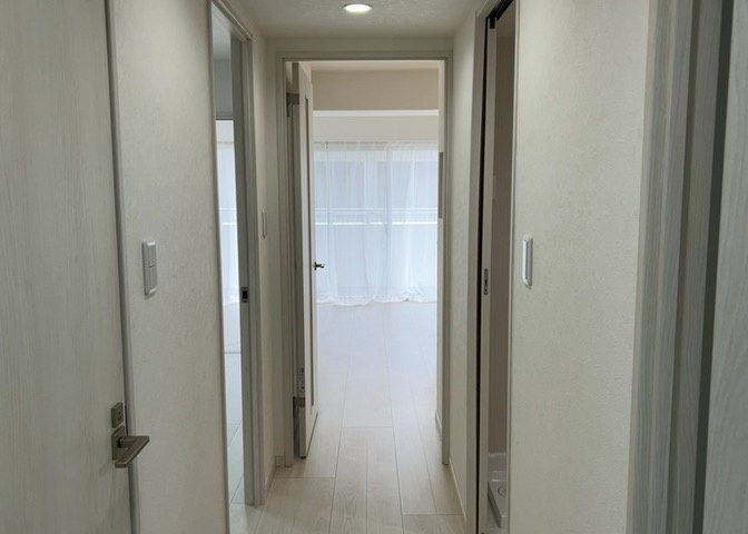 内装はとにかくおしゃれなものがいい！と選ぶ前に、まず住んだ後のことを想像してみましょう。住んでみたらコンセントの位置が悪くて使いにくいなど出てきます。事前にどの家電をどこに置くか想定しておきましょう。