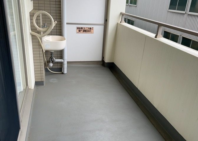 バルコニーは、室外の専用スペースのうち、「屋根がなく開放された空間」であるものを指します。ベランダより広いタイプのものが多く、日当たりもよいため家庭菜園などを楽しみたい人にとって適した環境となります。