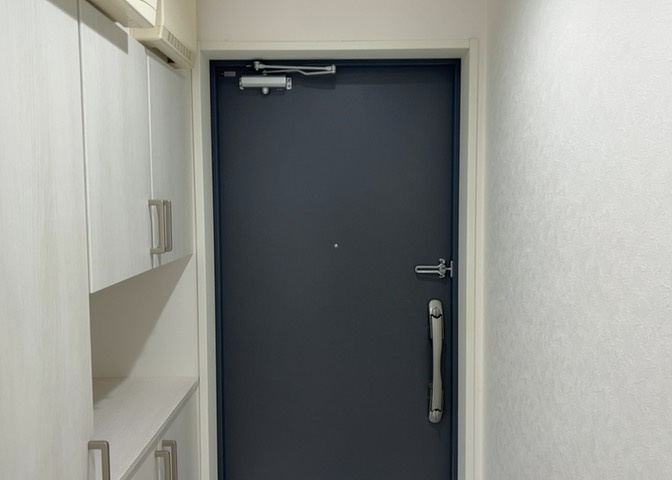 玄関は家の顔でもあり、家族以外の目にも止まる場所です。玄関は外との間を仕切る扉、靴などをしまっておく収納スペース、靴脱ぎのたたきスペース、来客とのやり取りをするドアホンなど複数のアイテムからなります。