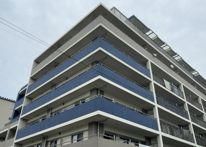 外観はマンション管理がされているかの目安になります。築年数が古いと、壁面は劣化してひび割れが生じることも！建物が古びていても細かいところが修繕されていると、きちんと管理されているなぁと感じるでしょう。