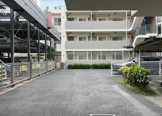 車一台あたりに必要なスペースは、標準サイズの普通自動車で横幅2m50cm、長さ5mは必要になります。ただし、乗降のことも考慮して横幅3m30cm、長さ5m50cmほどは確保できるところを選びましょう。