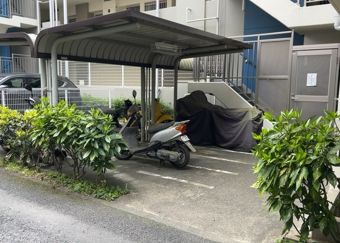 マンションの駐輪場は、事前に空きがあるか確認を取ると安心です。せっかく入居したのに駐輪スペースがない！なんてことになったら大変ですよね。そこで、内見時や購入前にはまず事前に確認しておくと良いでしょう。
