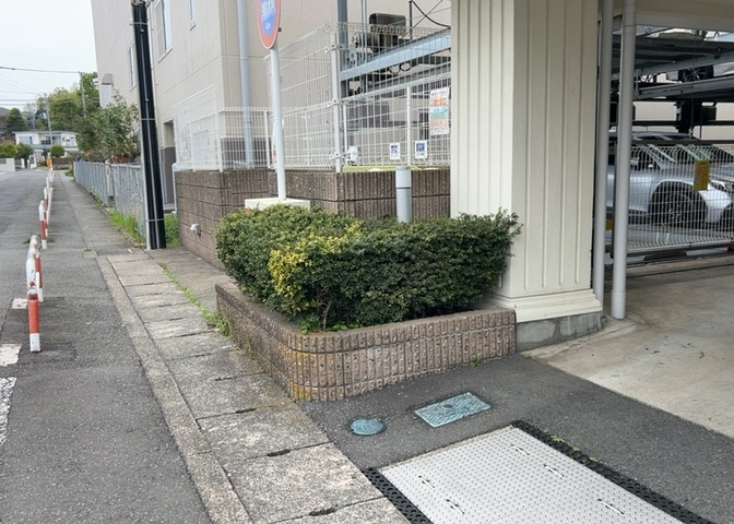中庭（パティオ）とは、一つの建築物の内部に設けられた、壁などで囲われている庭のことを指します。コの字型、ロの字型が主流ですが、L字型の中庭もあります。最近では、インテリア性の高さからも人気があります。