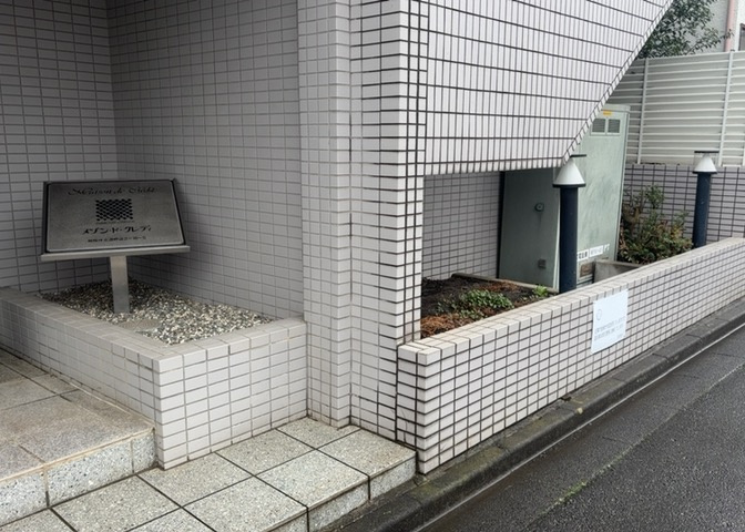 物件によっては、入居者が個人的に使用できる専用庭がついているものもあります。また、住宅の中にある土間の部分を庭と呼ぶこともあります。庭の用途は住む人によって変わり、それによってデザインもさまざまです。
