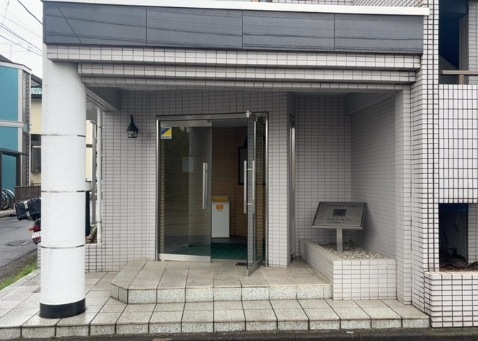 マンションのエントランスには、もともと風よけや防犯の役割がありますが、マンションによって宅配ボックスなどの設備が備わっている所もあります。日々の生活をイメージしながら生活しやすさをチェックしましょう。