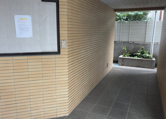 ラウンジは、マンションの共用スペースに椅子やテーブルなどを配置した利用者が寛げる空間です。屋内型ラウンジと屋外型ラウンジがあります。共用部分の管理状況と合わせて、詳細については現地でご確認ください。