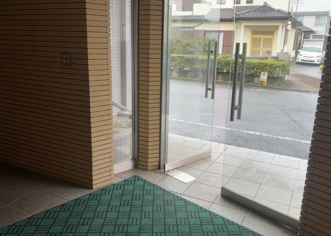 ロビーというと、エントランスと何がちがうの？と思いますよね。実はロビーとエントランスには明確な決まりはありません。物件によっては、エントランスを入って広がるある程度の広さのある空間がロビーとなります。