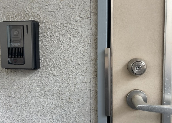 室内の防犯設備もチェックしましょう！モニター付きインターホンが設置されているか、防犯シャッターが設備されているか、ベランダに人が上がってきにくい高さかなどチェックしておくと入居後も安心できるでしょう。