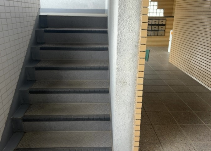 共用部分は、一棟の建物に住む区分所有者全員が共同で所有するとし、共用部分の管理、補修などは、区分所有者で形成される管理組合が行います。個人の判断で勝手に変更することはできませんので覚えておきましょう。