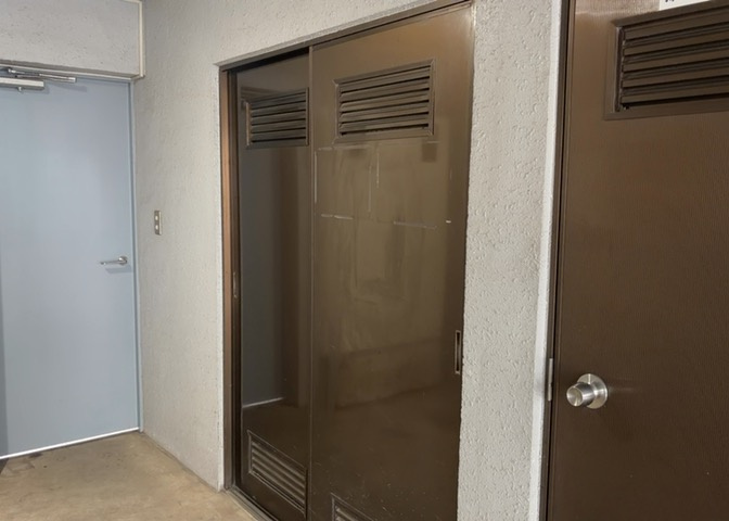 共有部分は、住民なら誰もが使える設備のこと。例えば駐車場やエレベーター、インターネット設備、セキュリティ設備などがあります。他にも、マンションの廊下・外部階段やエントランス・ゴミ置き場などがあります。