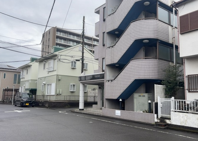 隣家の土地はどうなっているのか、生活利便施設が近くにあるのか、学校まで近いかなど、お客様のライフスタイルにあわせたイメージが重要です。また、近くにあると困る施設が近くにないかも確認するといいでしょう。