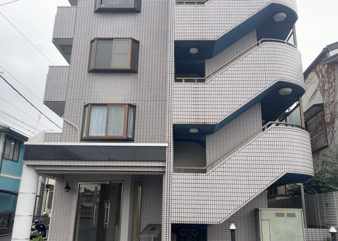 道幅が広い場所は日当たりや風通が良好です。幅が広いのですれ違いも可能ですし大きな車でも駐車可能！一方で、大型車が通ることも多くなるため交通量の増加により騒音に繋がります。また土地の値段が高くなります。