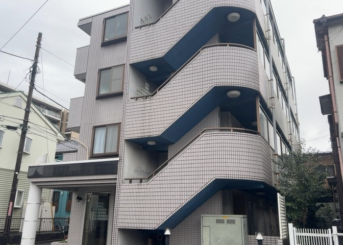 ＲＣ造、Reinforced　Concreteは直訳すると補強されたコンクリートです。主に柱や梁・床・壁が鉄筋とコンクリートで構成おり、鉄筋を組んだ型枠にコンクリートを流し込んで固めたものを指します。