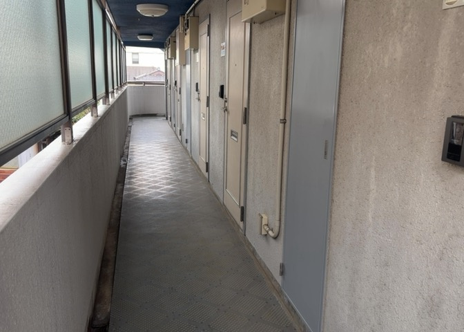 共有部分は、住民なら誰もが使える設備のこと。例えば駐車場やエレベーター、インターネット設備、セキュリティ設備などがあります。他にも、マンションの廊下・外部階段やエントランス・ゴミ置き場などがあります。