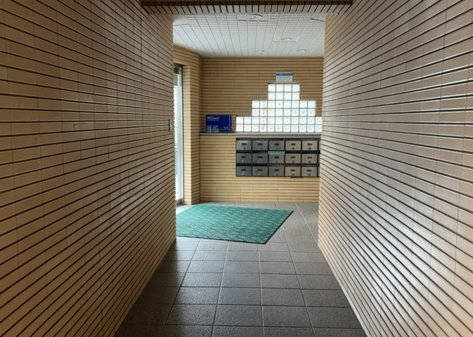 共用部分は、一棟の建物に住む区分所有者全員が共同で所有するとし、共用部分の管理、補修などは、区分所有者で形成される管理組合が行います。個人の判断で勝手に変更することはできませんので覚えておきましょう。