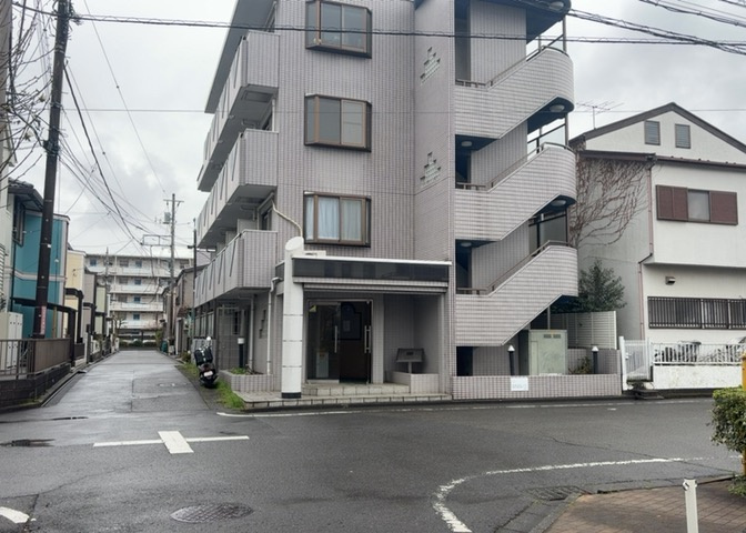 外観はマンション管理がされているかの目安になります。築年数が古いと、壁面は劣化してひび割れが生じることも！建物が古びていても細かいところが修繕されていると、きちんと管理されているなぁと感じるでしょう。