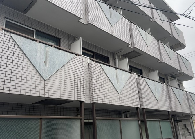 一般的なバルコニーは、奥行1.5ｍ程ですが、ワイルドバルコニーは2ｍまで広がっています。そのため洗濯物の間隔をあけ干すことができ、乾きやすいというメリットや、ガーデニングが楽しめる等の特徴があります。